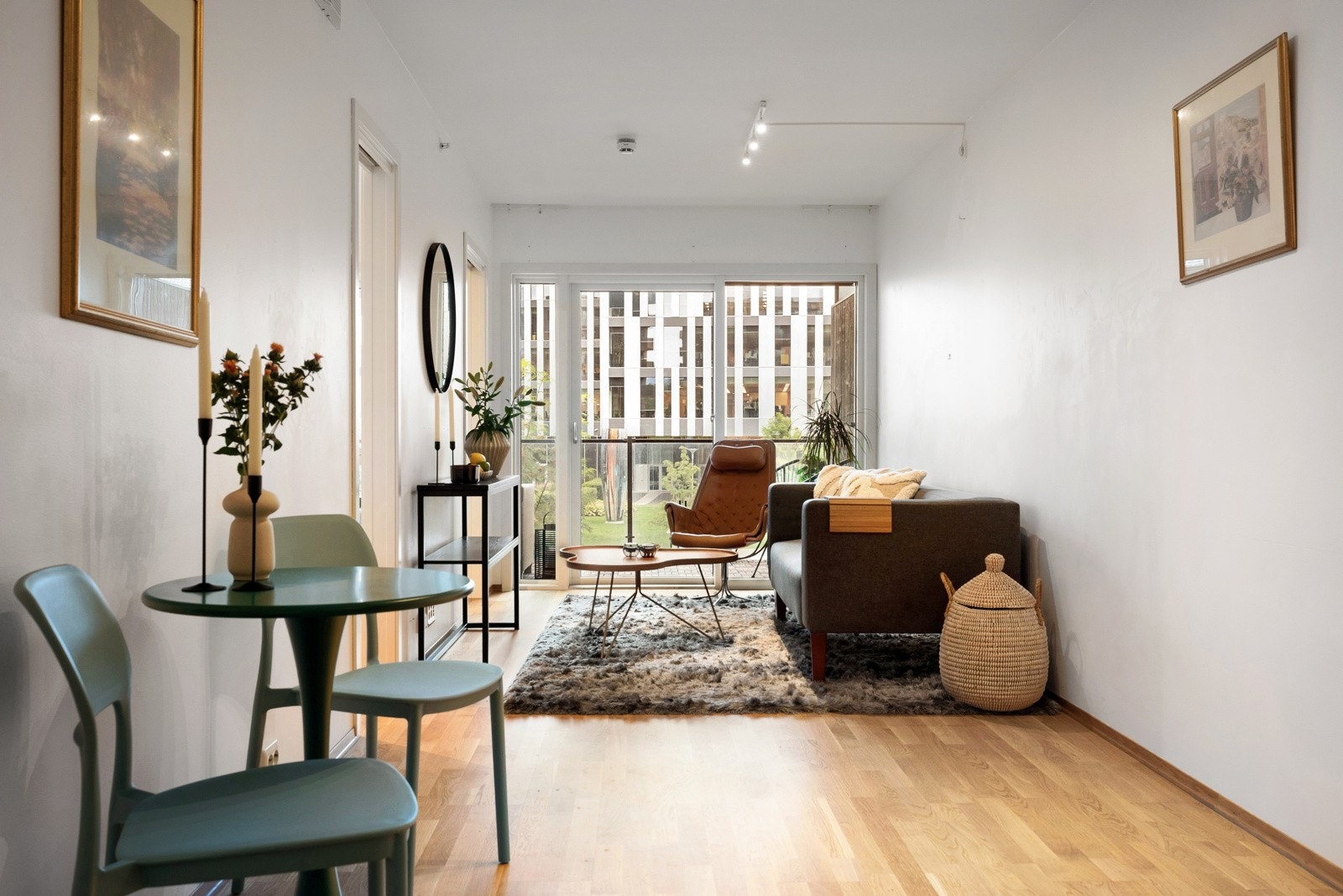 Stilren stue med store vindusflater som gir rikelig med naturlig lys. Galleribilde