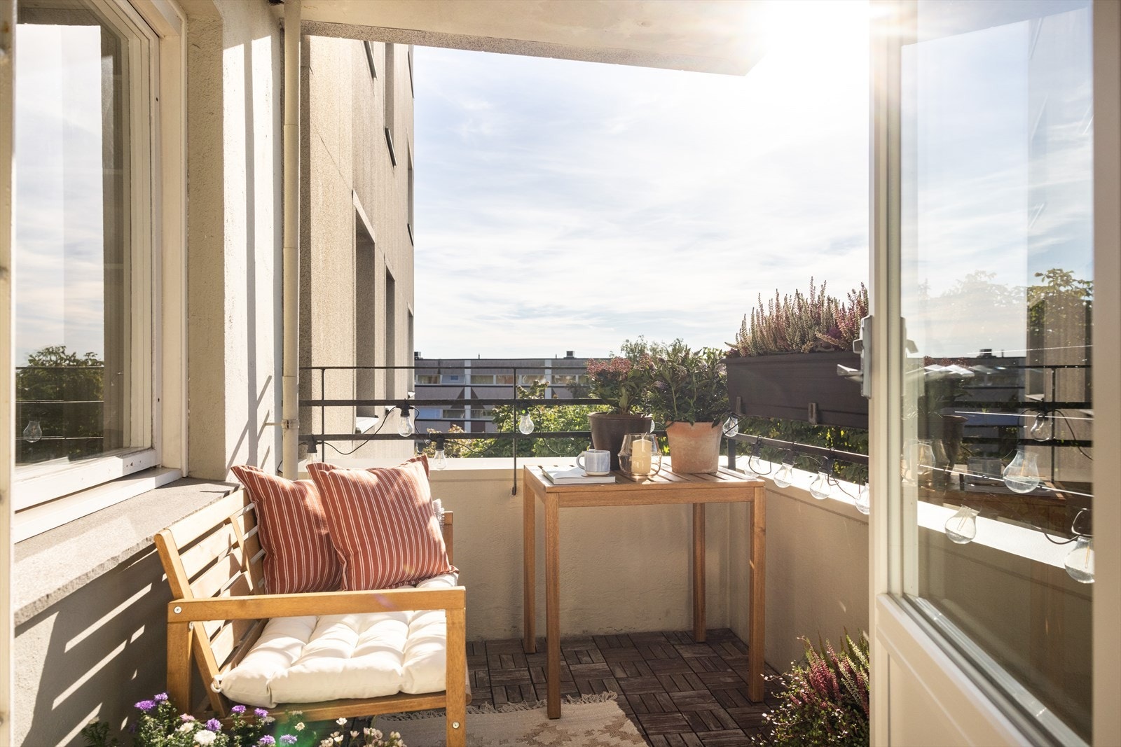 Balkongen er nordvestvendt med gode solforhold. God plass til utemøbler, grill og beplantning. Galleribilde
