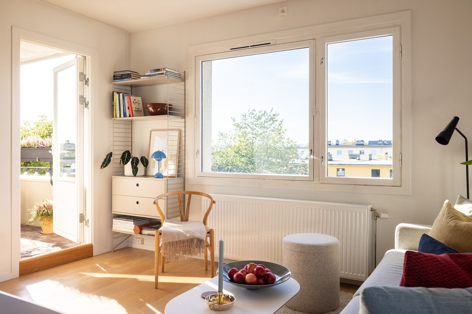 Overflatene er malt i lyse og moderne fargetoner og det er en flott 1-stavs parkett på gulv. Galleribilde