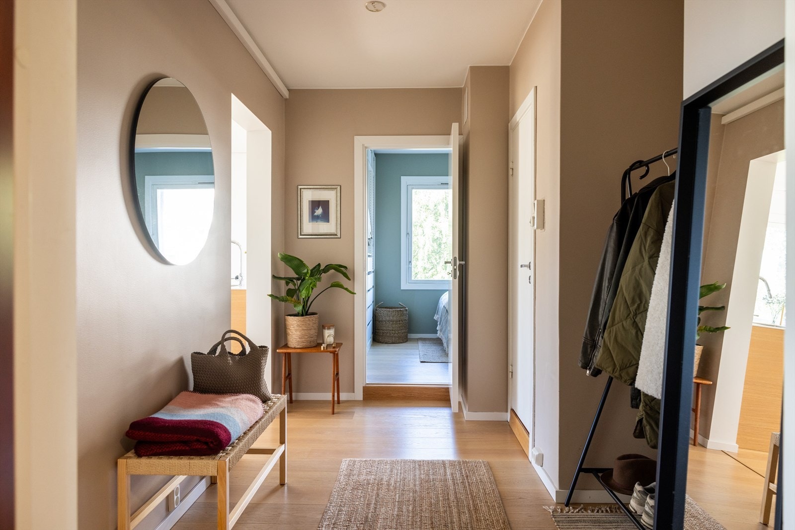 Romslig og lys entrè malt i delikat og behagelig farge. Galleribilde