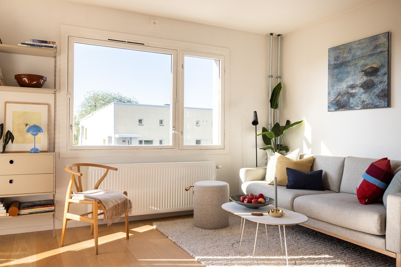 Planløsningen åpner opp for flere møbleringsmuligheter med god plass til sofagruppe, TV-møbler og spisebord med tilhørende stoler. Galleribilde