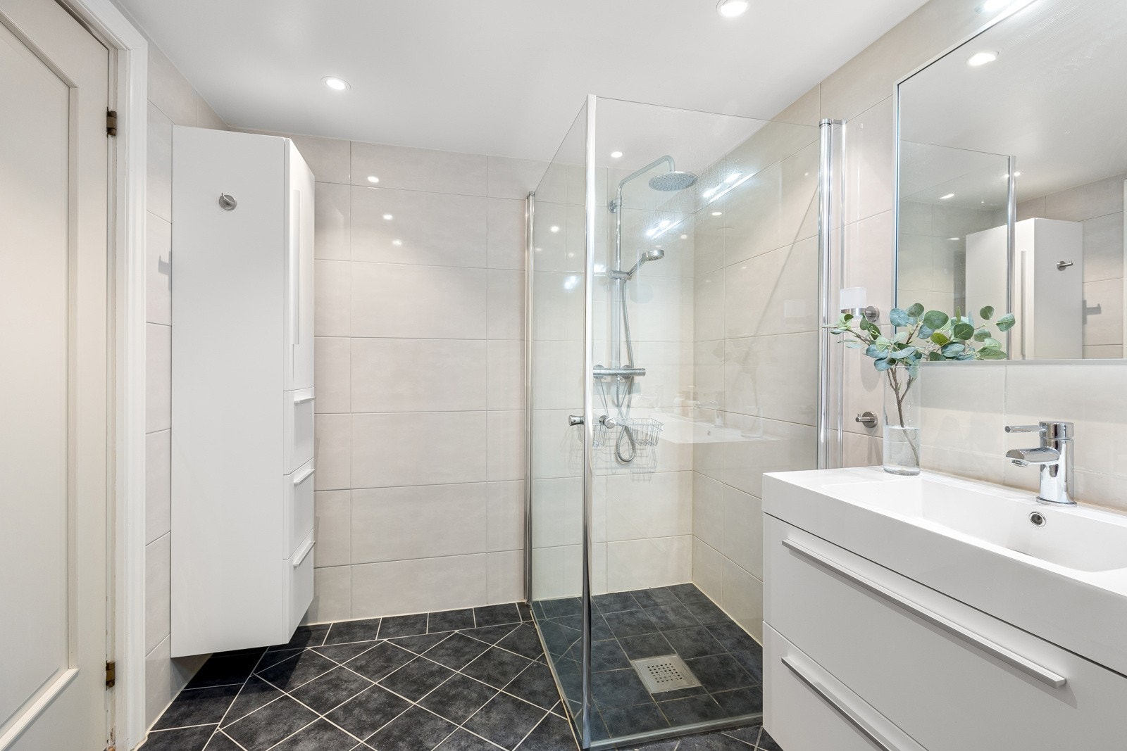 Badet har gulvvarme, regnfallsdusj og godt med oppbevaringsplass. Galleribilde
