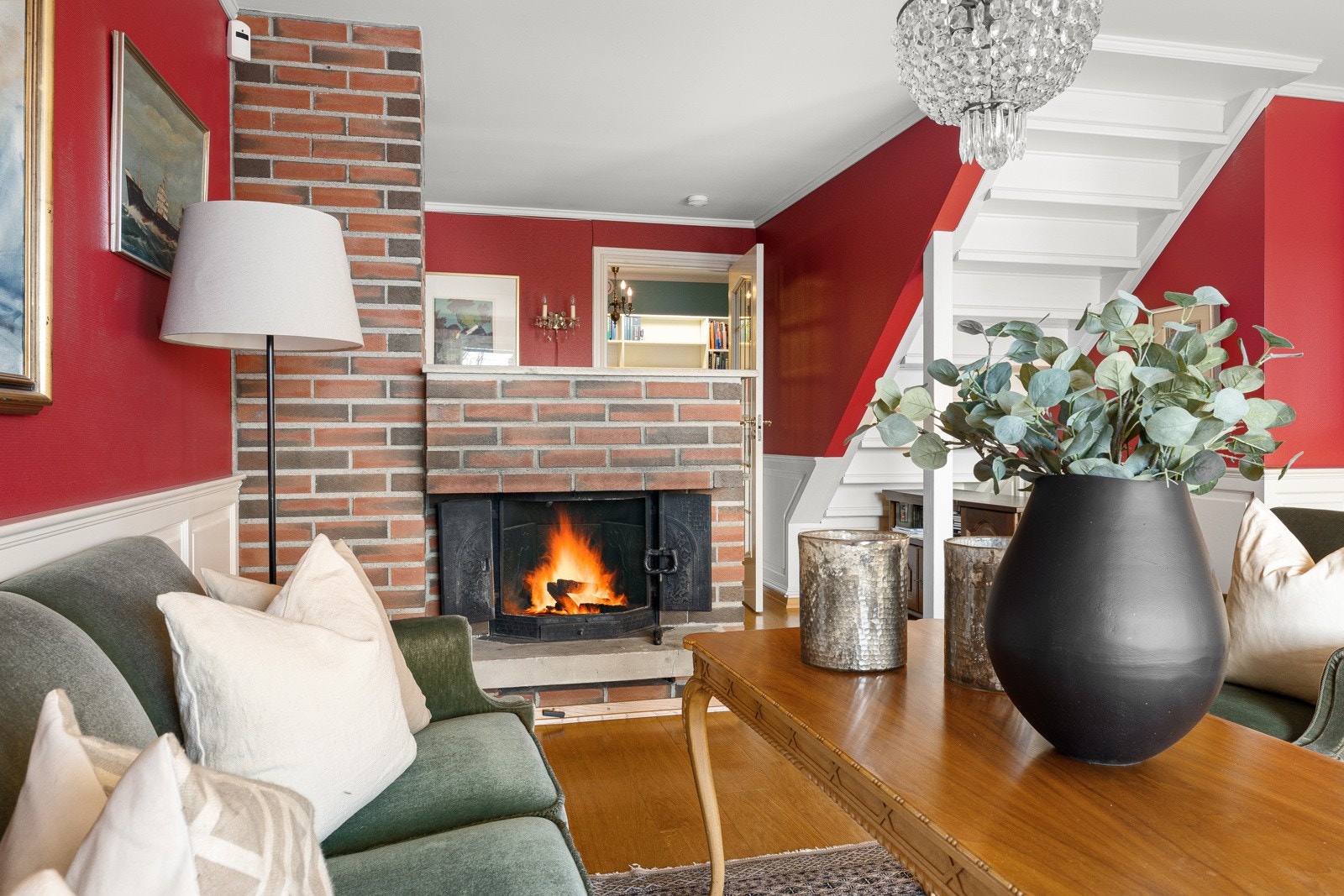 Peisen sørger for ekstra varme og hygge i stuen. Galleribilde