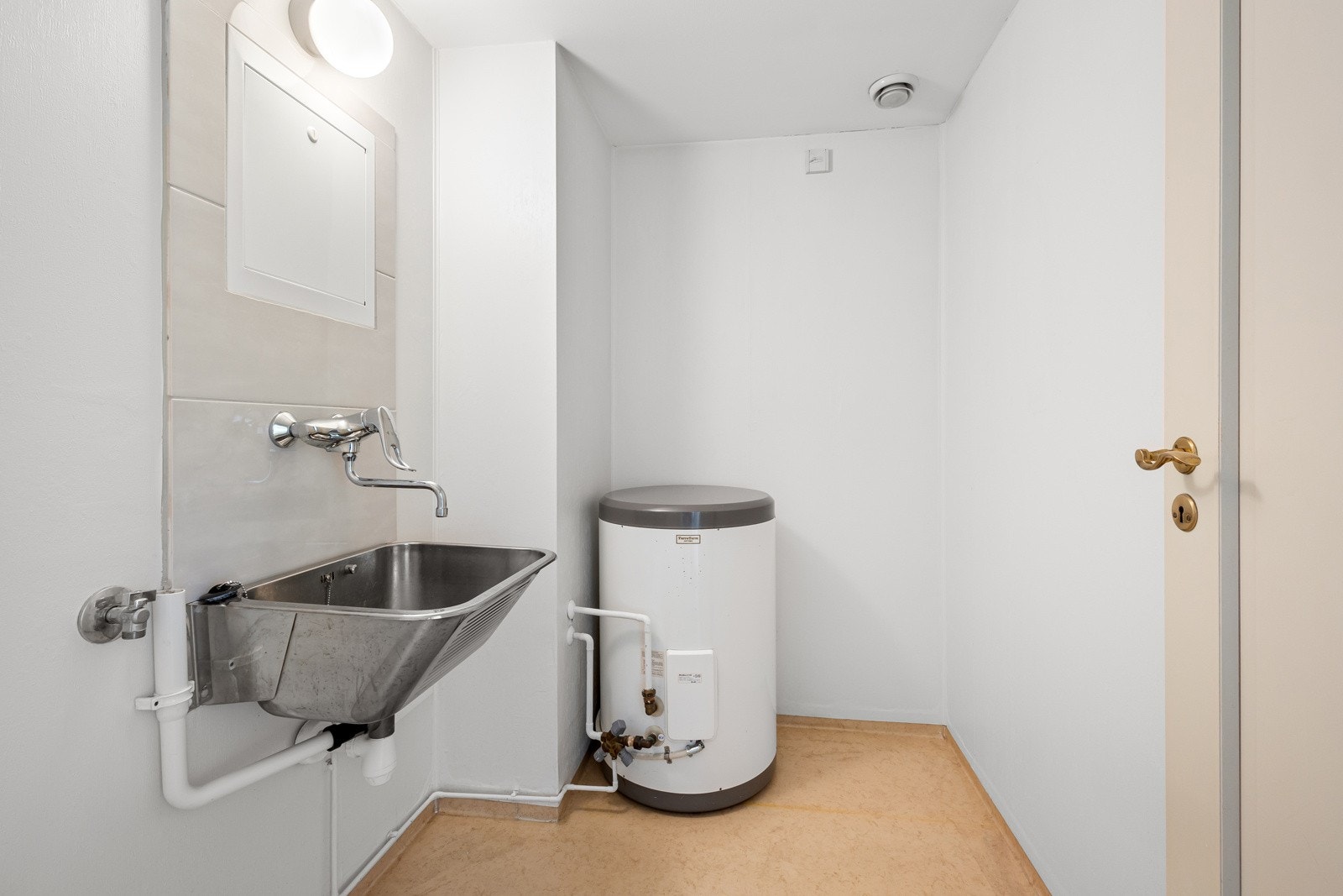 Vegg i vegg med badet i andre etasje finner man et eget vaskerom som forenkler hverdagen. Galleribilde