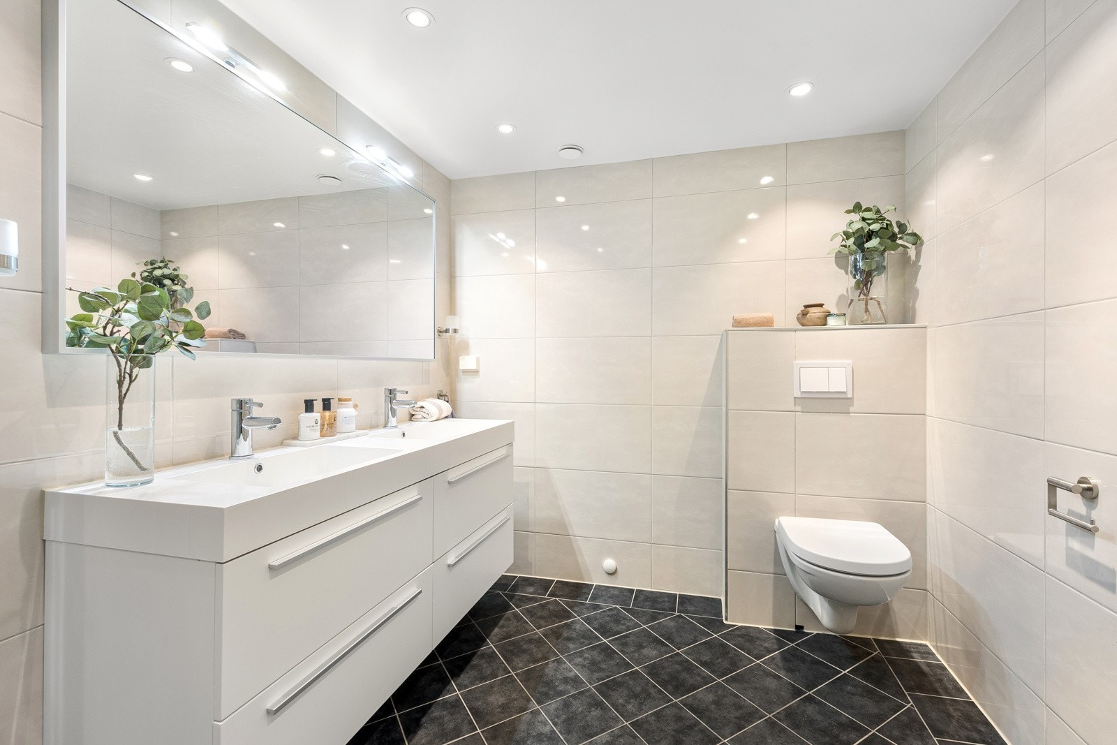 Badet oppe ble pusset opp i 2015 og har et stilrent uttrykk med delikate fliser. Galleribilde