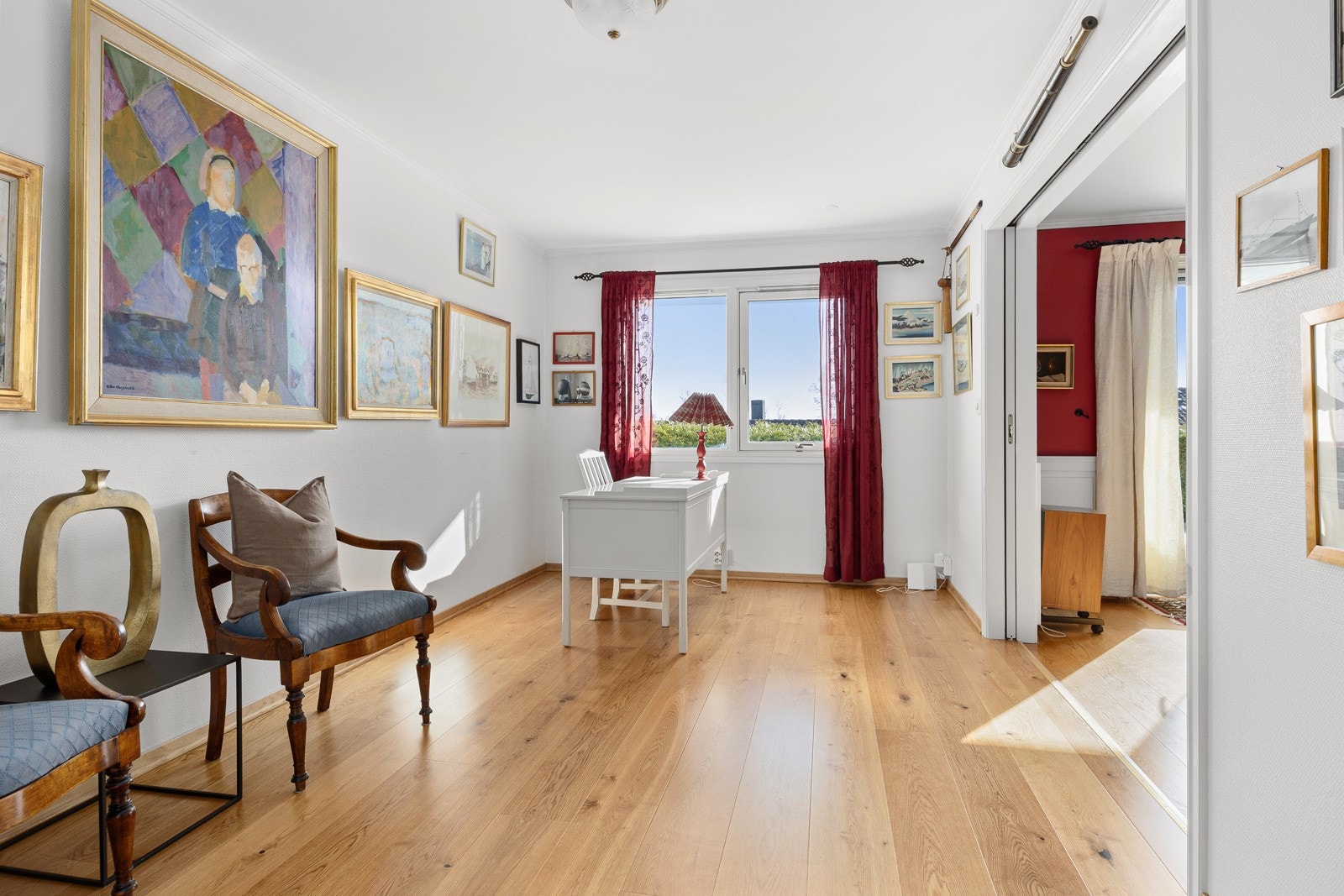 Hele fem soverom gir mange valgmuligheter til familien, og rommet nede benyttes i dag som et stort kontor. Galleribilde