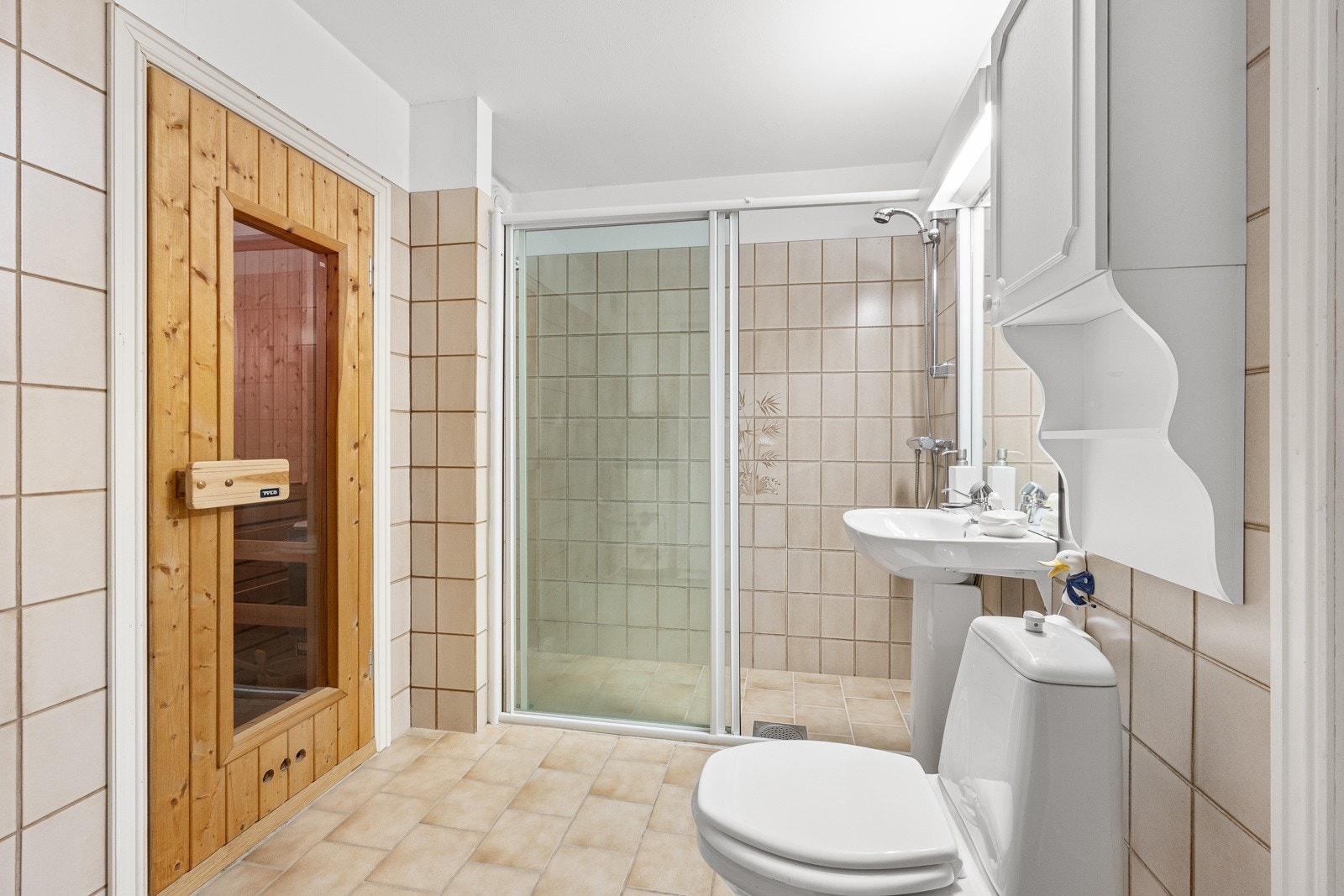 Badet i underetasjen er innredet med dusjhjørne, varmekabler. Badet er gitt TG 3. Galleribilde