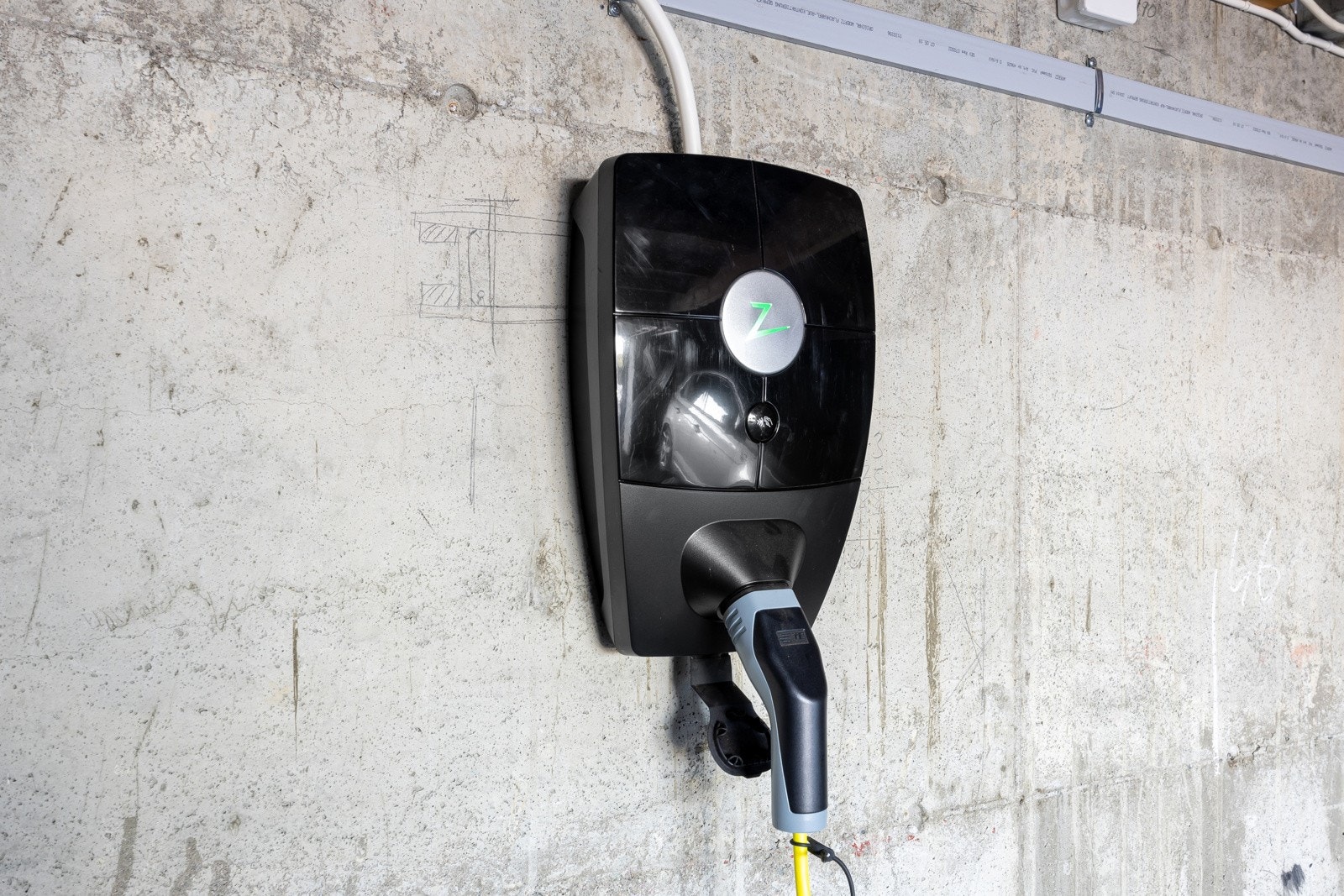 Elbilladeren er av typen Zaptec og ble installert i 2018. Galleribilde