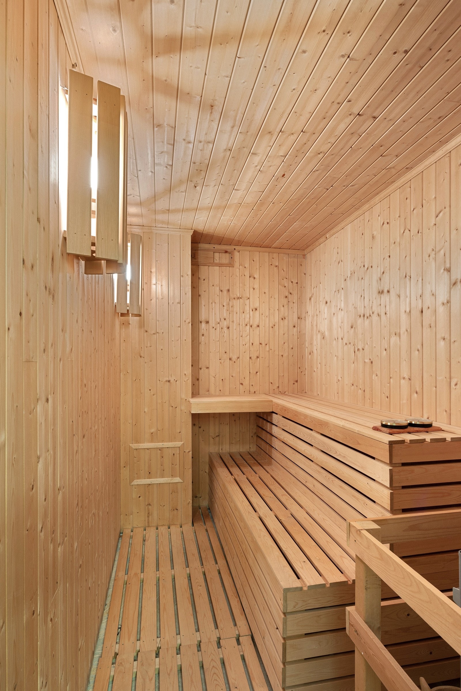 Badet nede har en egen badstue med plassbygde trebenker. Galleribilde