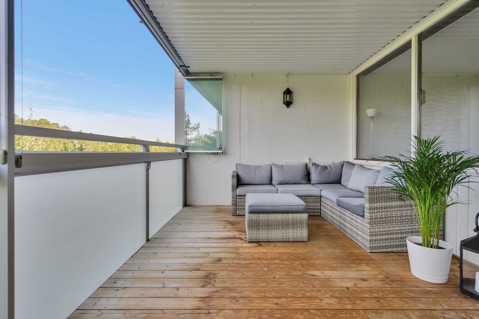 Romslig innglasset terrasse med god plass til sittegruppe, fra terrassen er det trapp ned til felles hage. Galleribilde