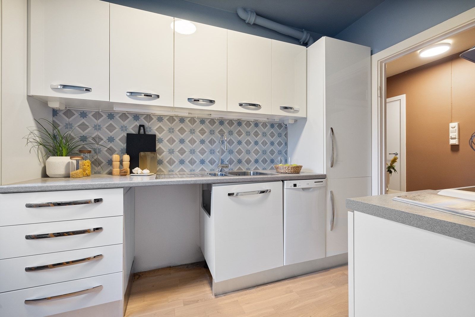 Det er integrert kjøl/fryseskap samt frittstående oppvaskmaskin, komfyr med platetopp med kullfiltervifte over stekesonen. Det er opplegg for vaskemaskin Galleribilde