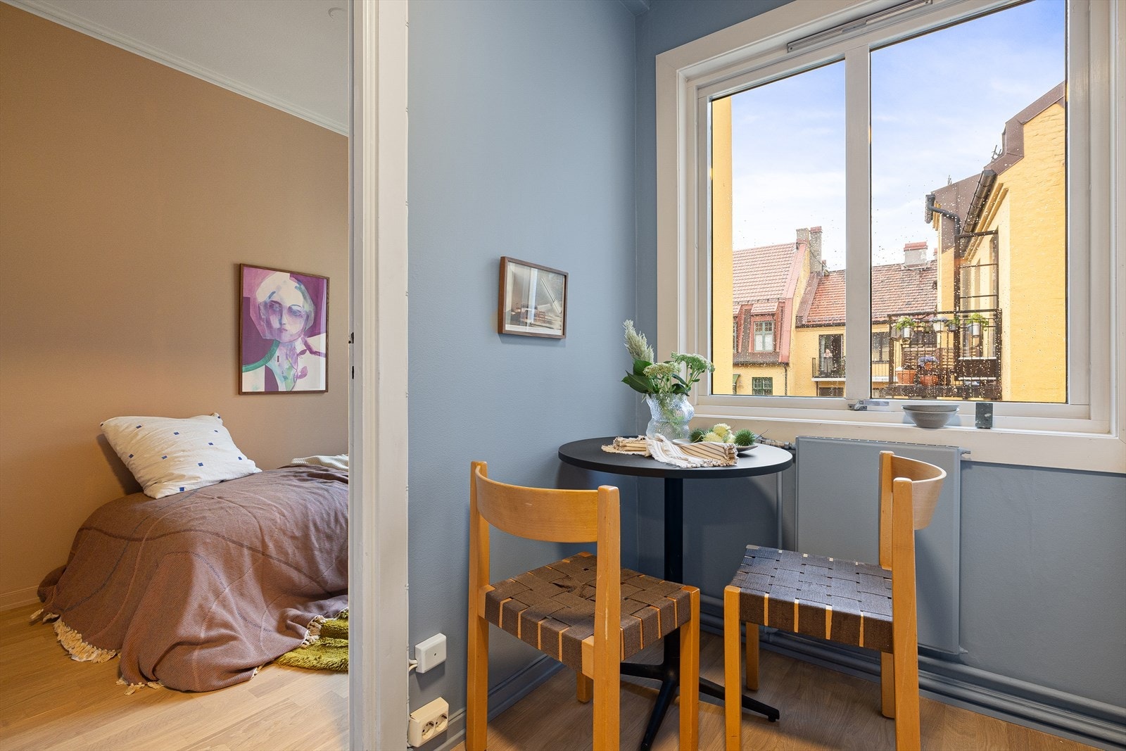 Hyggelig spisekrok ved vinduet Galleribilde
