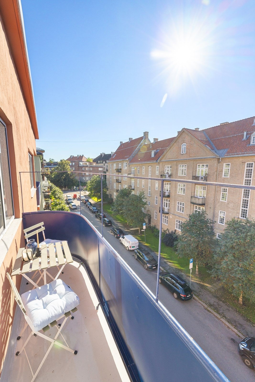 Fra stuen er det utgang til en sydvestvendt balkong på 3. kvm. Her er det plass til kafésett og beplantning Galleribilde