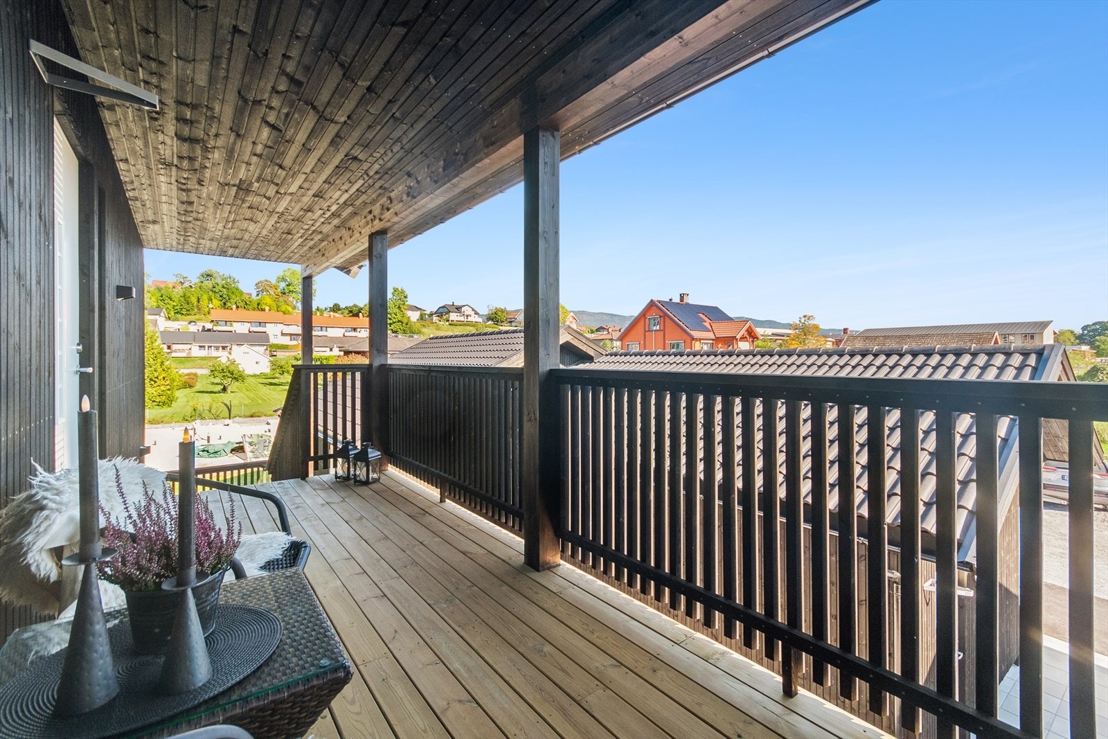 Overbygd inngangsparti med morgensol, perfekt for en kopp kaffe. Inngang til leiligheten og tilgang til egen bod. Galleribilde