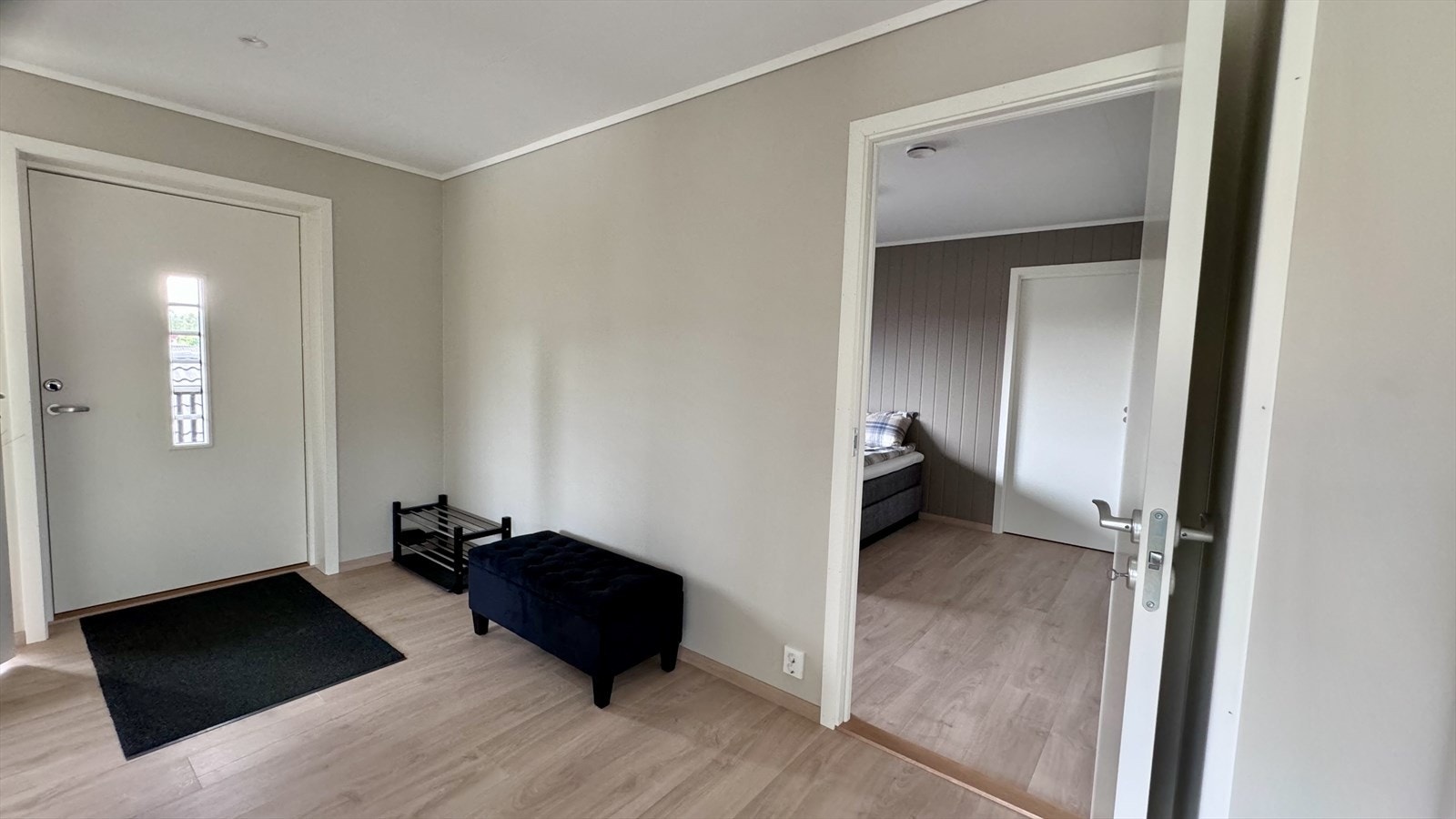 Entréen er romslig og lys, med delikate farger Galleribilde