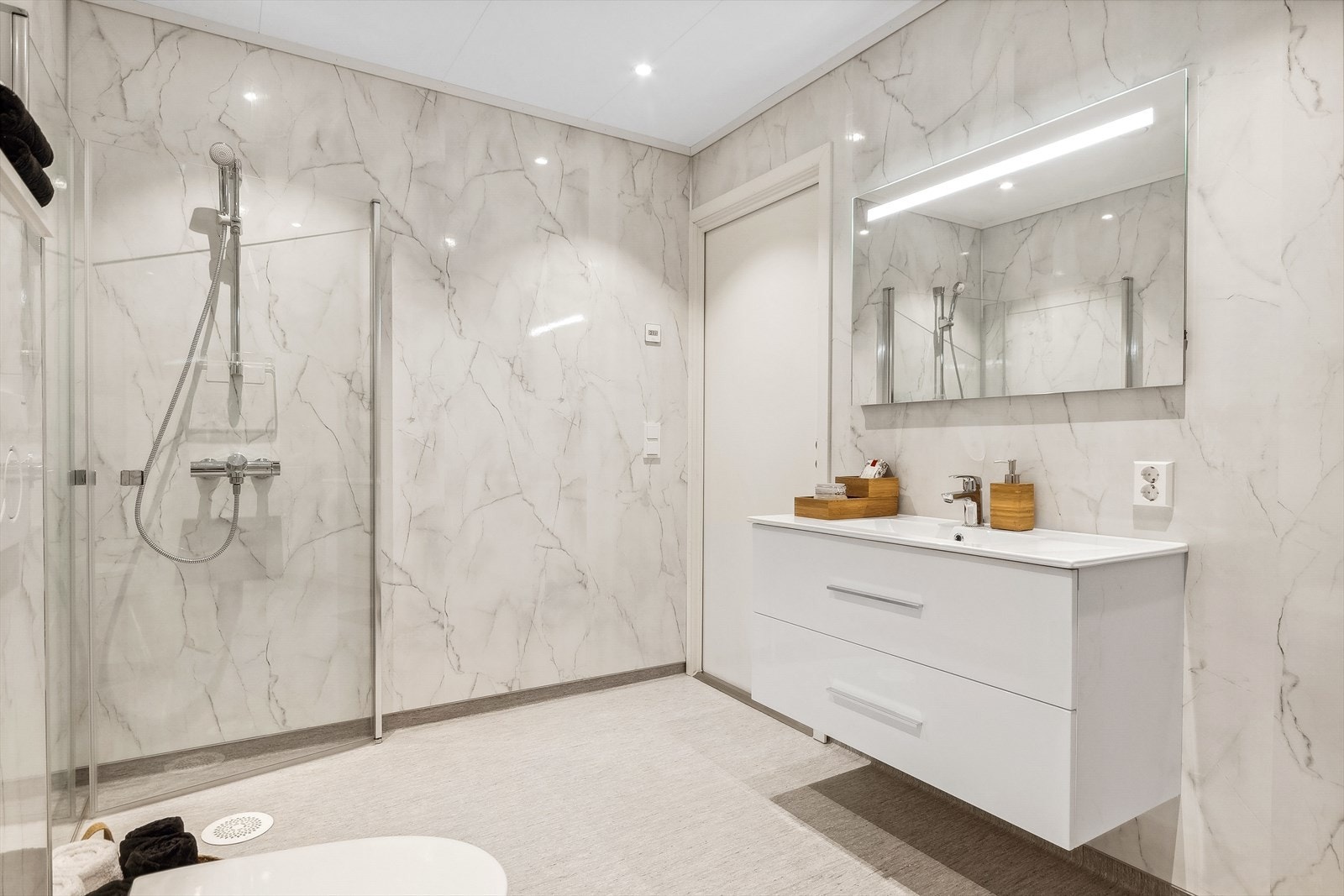 Hovedbladet er stort og romslig. I tillegg til dette badet har leiligheten et bad til. Det andre badet er praktisk plassert for gjester og øvrige beboere, og tilbyr moderne fasiliteter. Galleribilde