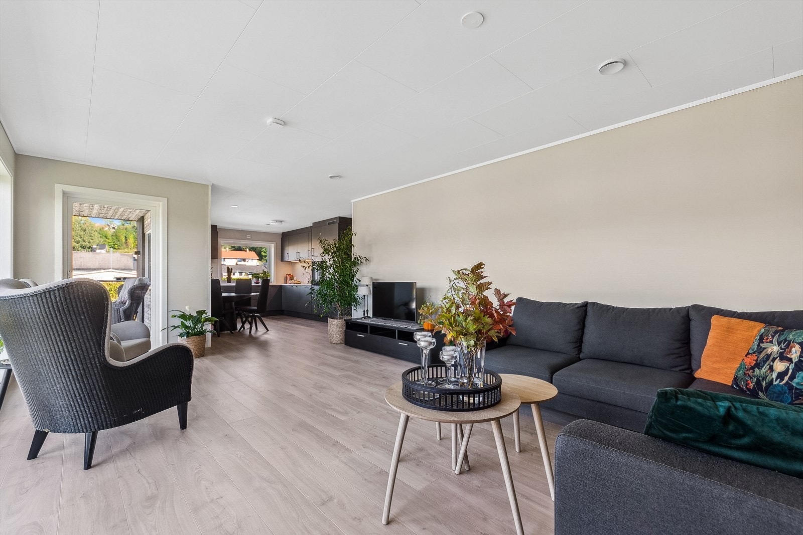 Stuen er romslig og lett å møblere, med god plass til både sofagruppe, spisestue og oppbevaringsmøbler. Galleribilde