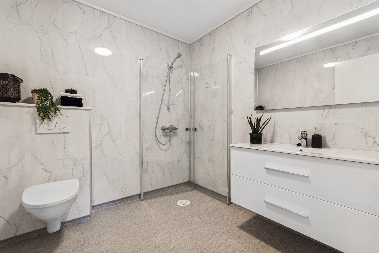 Bad nummer to er også av god størrelse. Leiligheten har vannbåren varme som kan justeres individuelt i hvert rom, slik at du kan tilpasse temperaturen etter ditt behov. Galleribilde