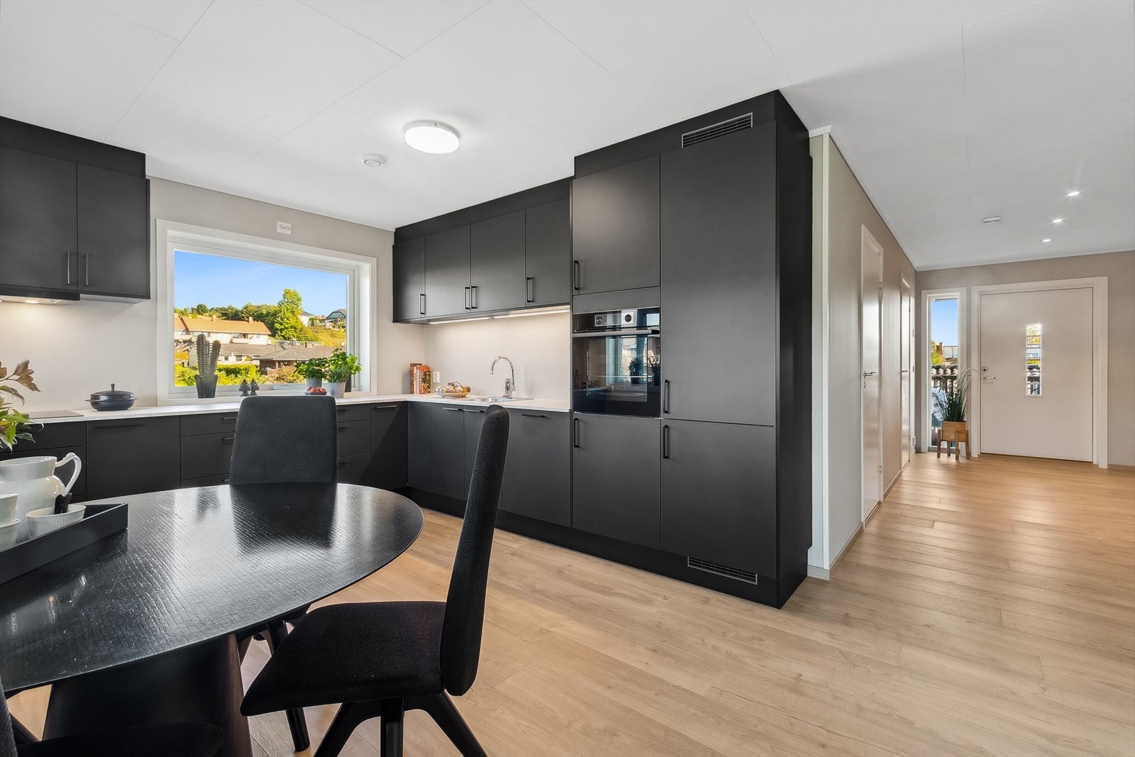 Rommene er romslig, med god plass til å arrangere middagselskaper for både venner og familie. Dimmbart taklys og el punkt for lys over spisebord. Galleribilde