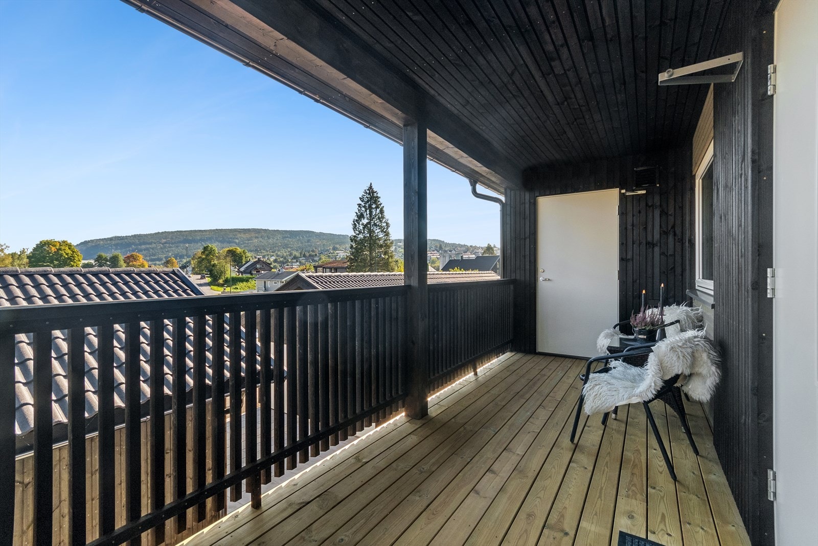 Leilighetene har et hyggelig inngangsparti med egen utvendig bod. Inngangspartiet er tilrettelagt for montering av trappeheis. Galleribilde