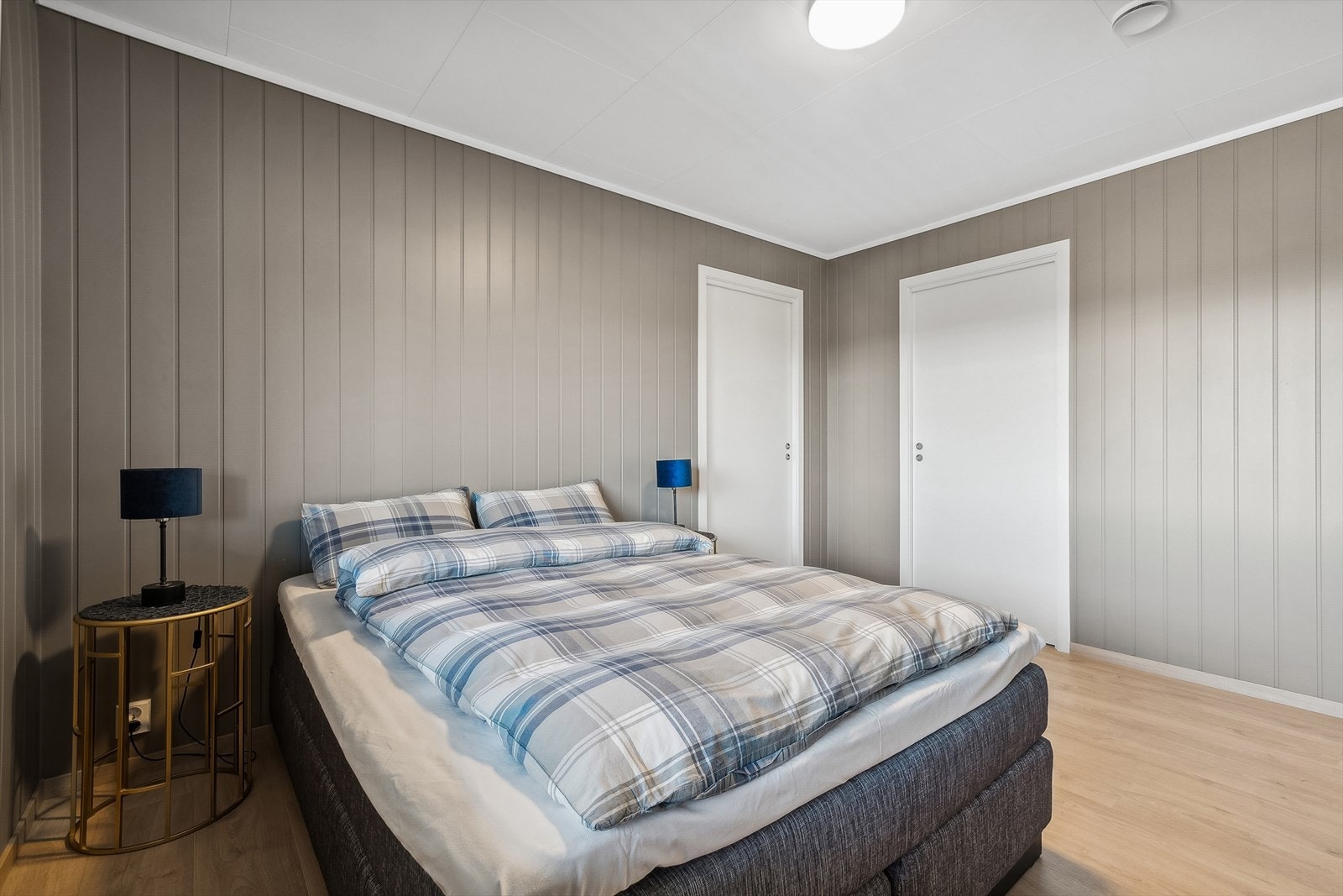 Hovedsoverommet har eget privat bad og et tilknyttet garderoberom. Galleribilde