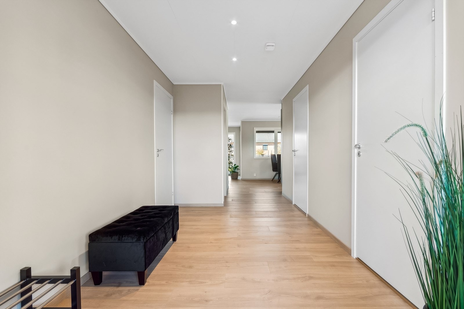 Vel inne møtes du av en stor og romslig entré med rikelig plass til å henge fra seg. Galleribilde