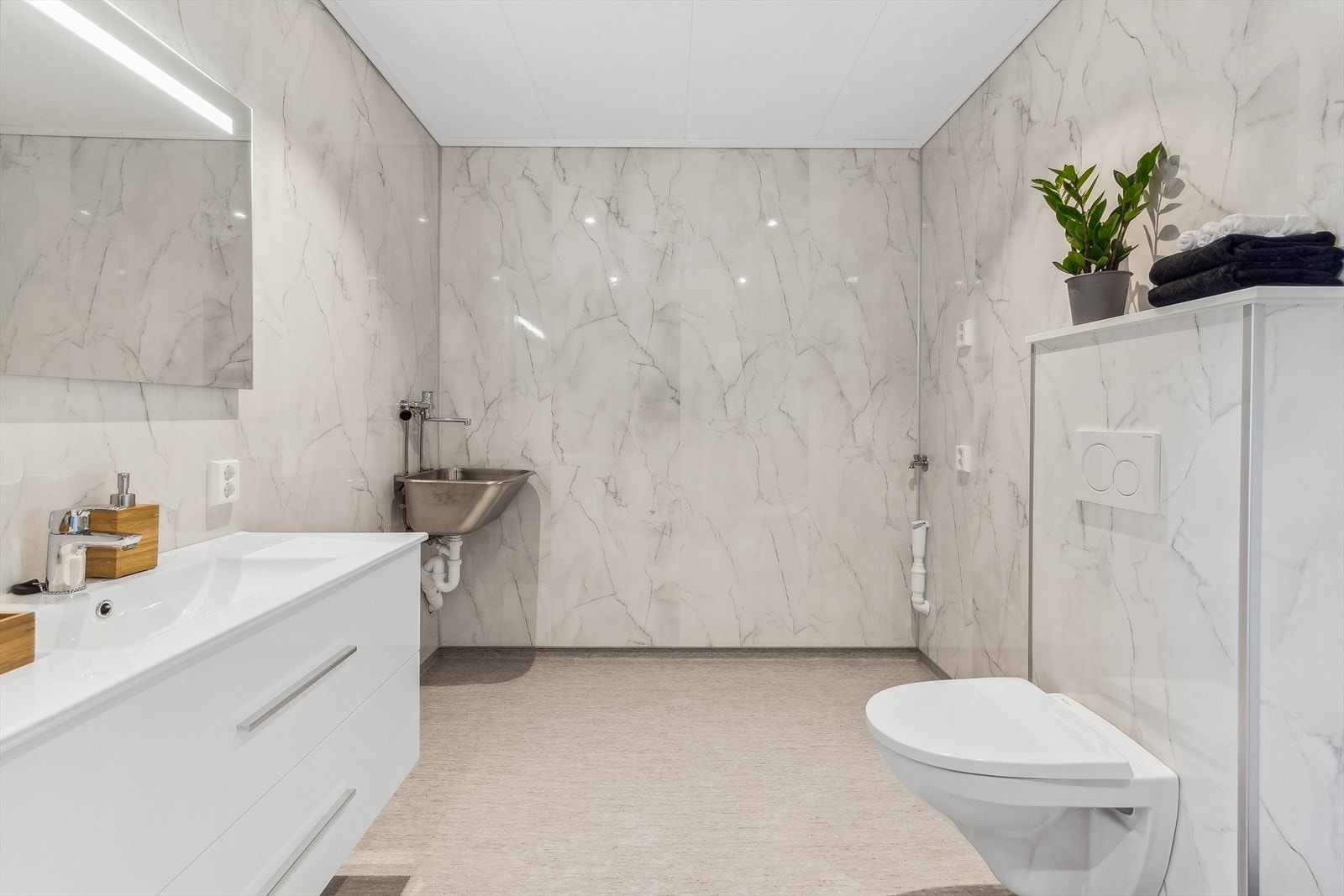 Det private badet er romslig, med plass til både vaskemaskin og tørketrommel. Galleribilde