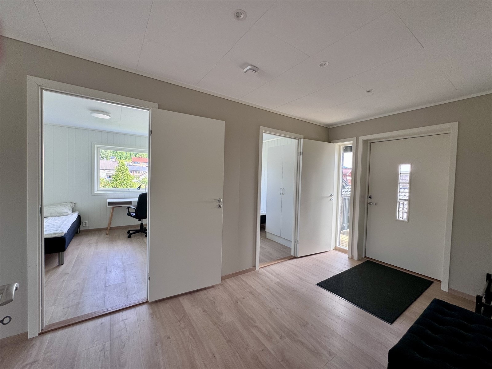 Soverommene ligger i den rolige fløyen av leiligheten , i tilknytning entre og bade, godt tilbaketrukket fra stue og kjøkken. Galleribilde