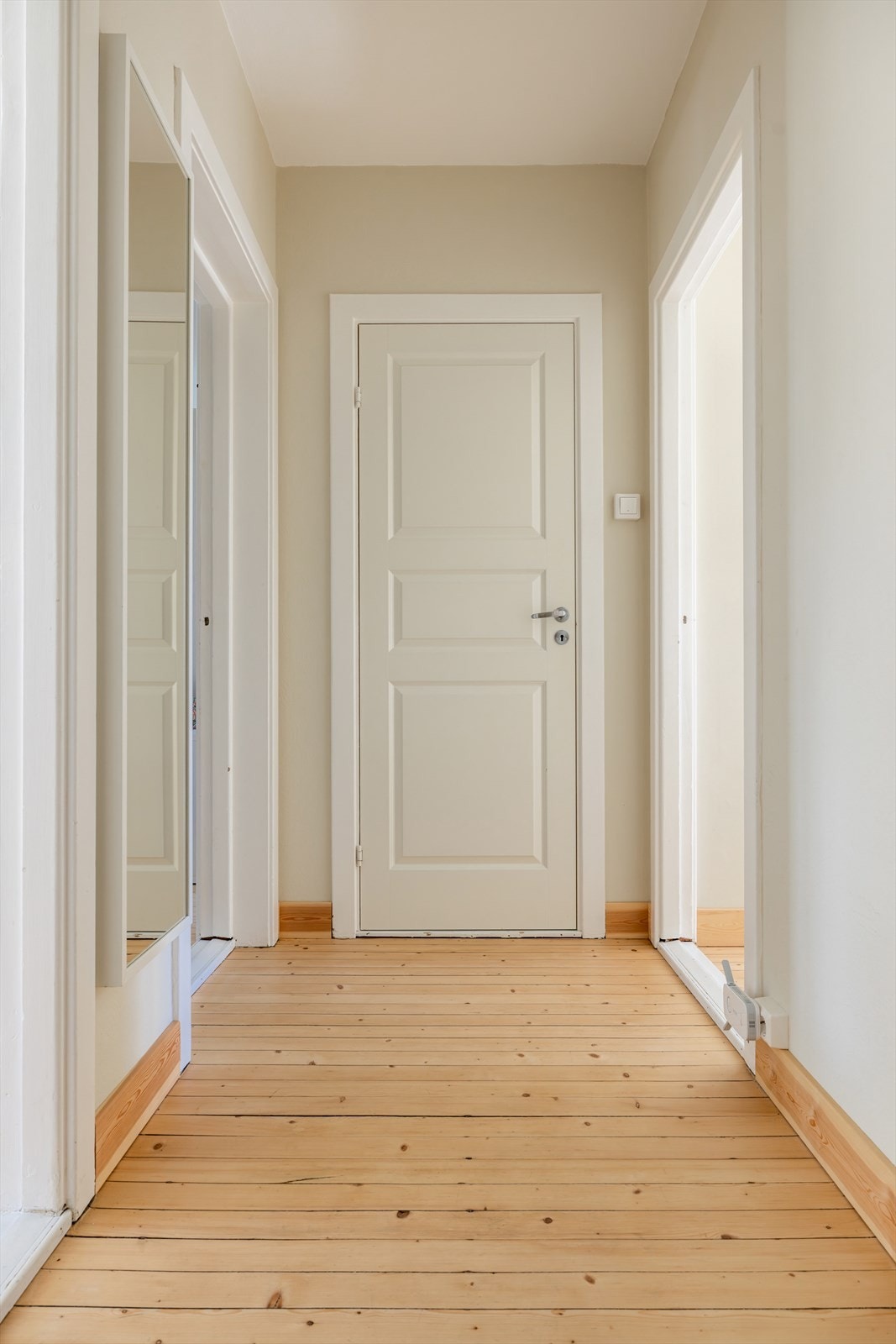 Velkommen inn i en lys og innbydende entré! Galleribilde