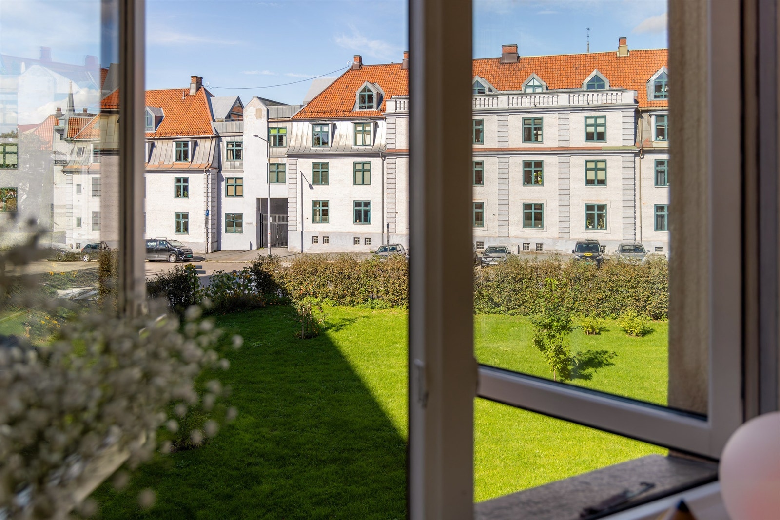 Usjenert og fredelig beliggenhet mot borettslagets felles hage. Galleribilde