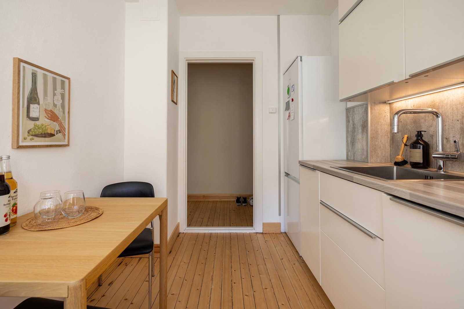 Avsatt plass for kjøl/frys (frittstående kjøleskap medfølger ikke). Galleribilde