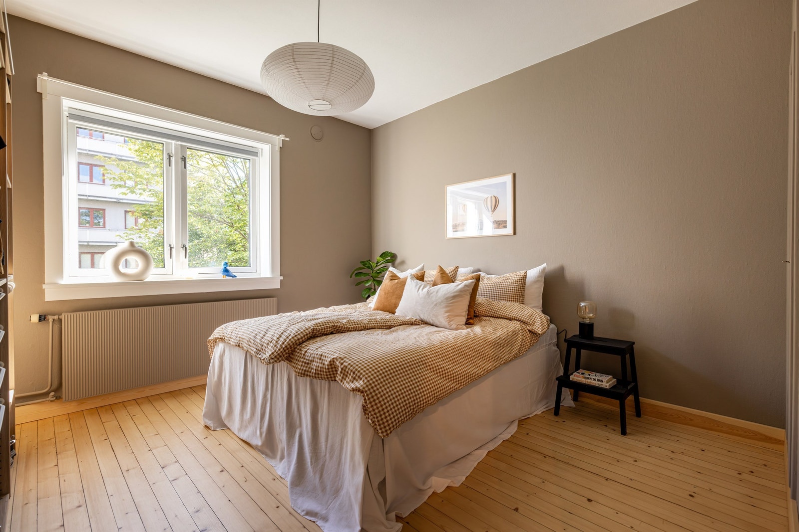Soverommet har god plass til dobbeltseng med tilhørende nattbord. Innebygget kott til høyre, for ekstra oppbevaring. Galleribilde