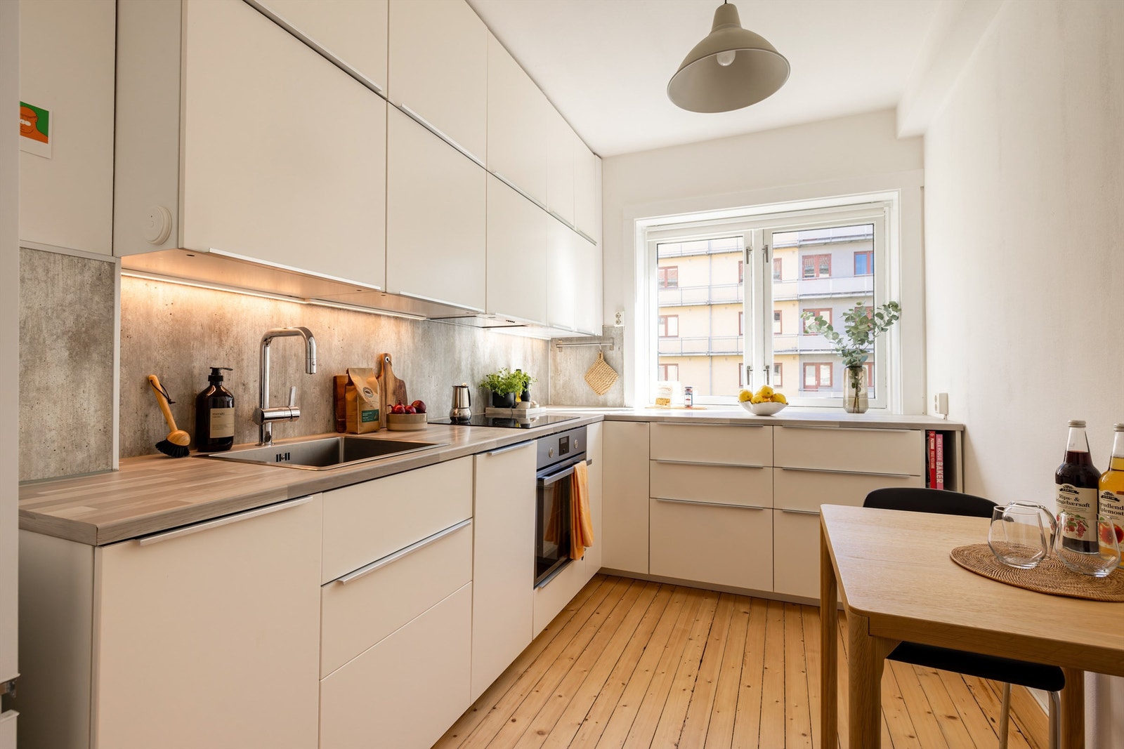 Pent, separat kjøkken med plass til spisebord, og godt med skap- og benkeplass. Galleribilde