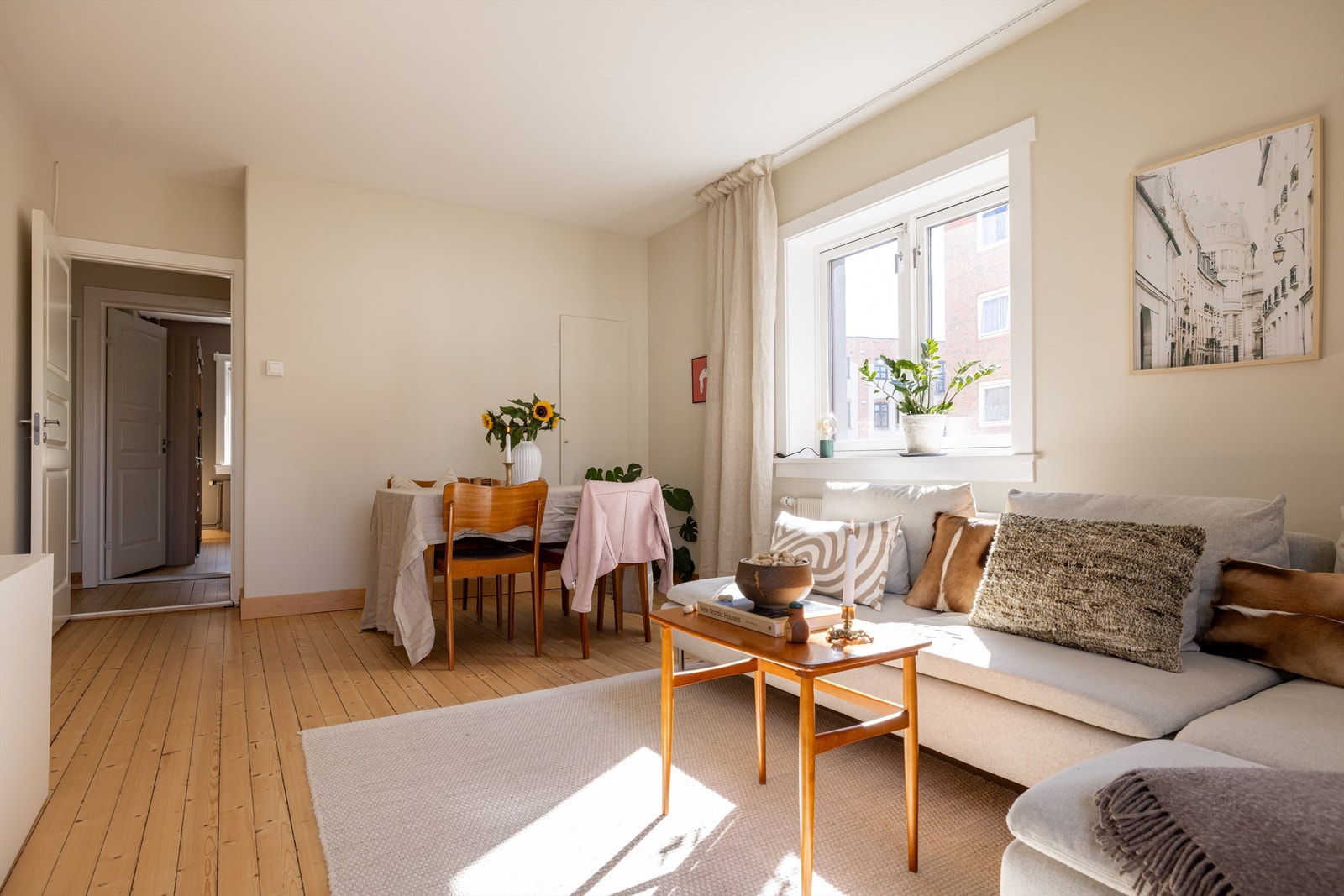 Stuen har god plass til sofagruppe samt spisemøblement. Galleribilde