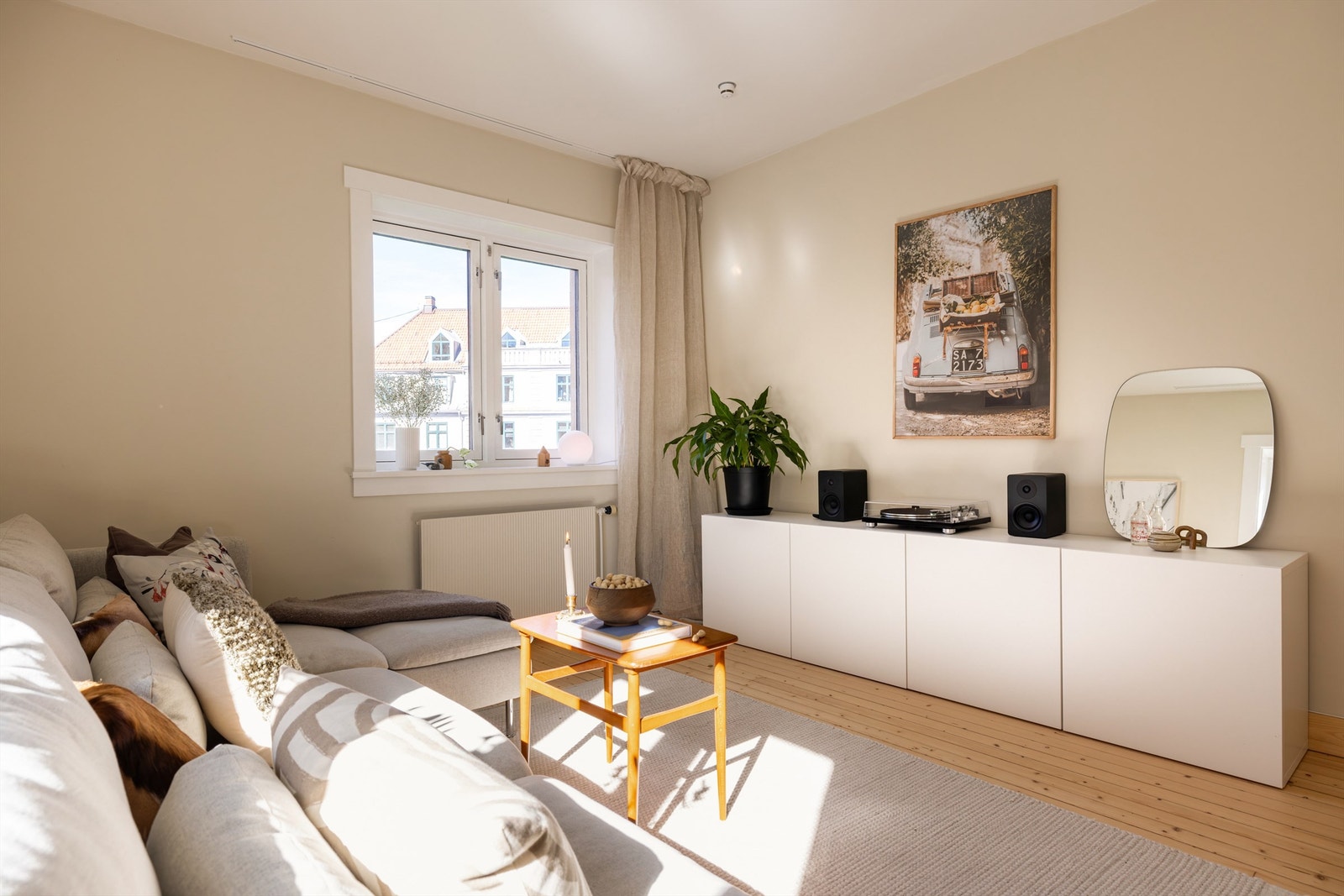 Leiligheten er oppvarmet med radiatorer tilknyttet felles varmesentral - fyring og varmtvann er inkludert i felleskostnadene. Galleribilde