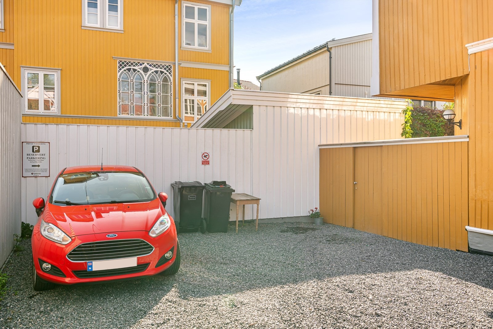 Hver leilighet i sameiet disponerer en p-plass på gårdsplassen. Galleribilde