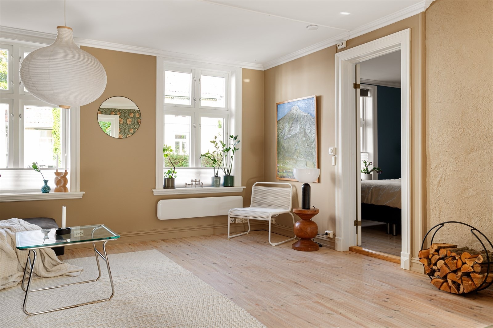 Hvordan er lysforholdene i boligen?
Vi har vinduer på to sider av leiligheten, så sola skinner inn kjøkkenvinduet på tidlig formiddag, på ettermiddag/kveld kommer sola inn stuevinduene. Galleribilde