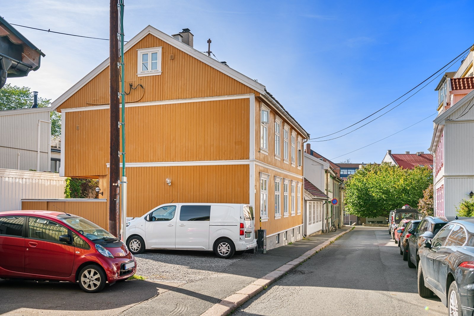 Det flotte trehuse ble rehabilitert og etterisolert i 2003/04 og fremstår som godt vedlikeholdt. Det ble lagt ny drenering på en side i 2022. I 2020 byttet Erik Maling og Rehabilitering AS deler av kledningen, vasket vegger og malte med
ny linoljemaling. Galleribilde