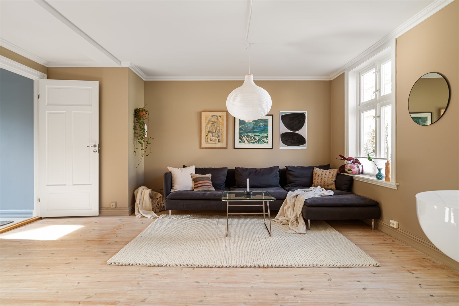 Her er det god plass til en stor sofa loungegruppe. Galleribilde