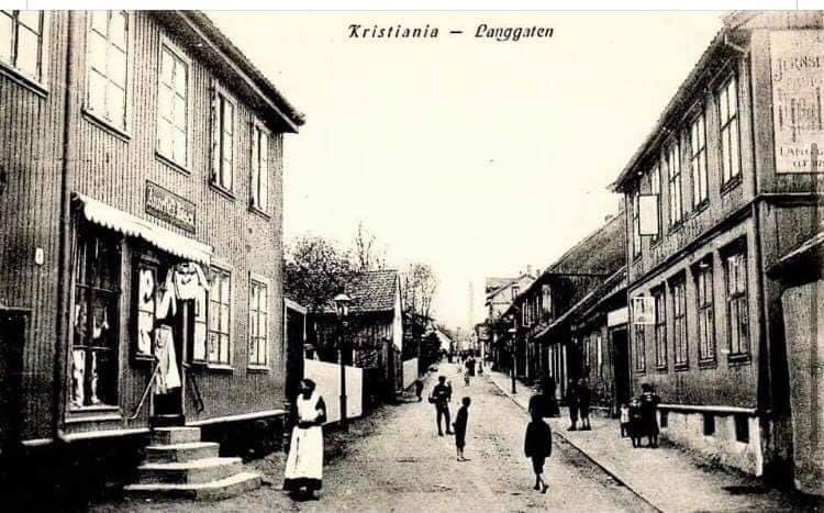 Historisk bilde av hvordan Langgata så ut på tidlig 1900-tallet. Galleribilde