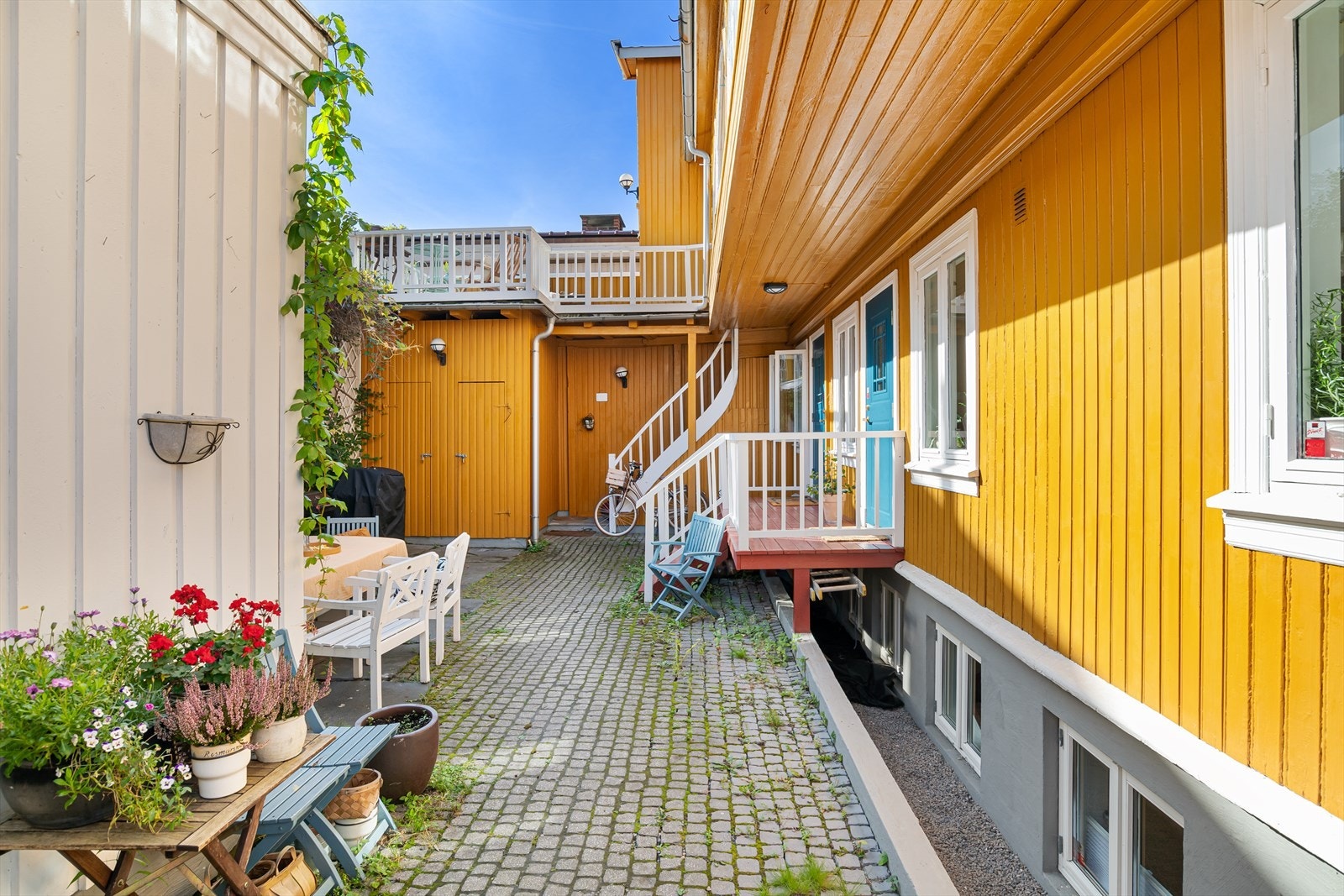 Den berømte go`følelsen får du i det du beveger deg inn i sameiets idylliske, skjermede og brosteinsbelagte bakgård. Galleribilde
