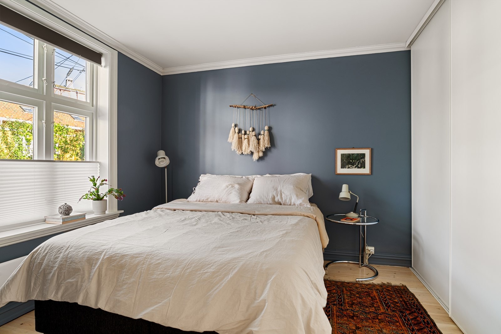 I hovedsoverommet er det rikelig med plass til en stor dobbeltseng med tilhørende nattbord. En stor skyvedørsgarderobe tilfredstiller behovet for lagringsplass. Galleribilde