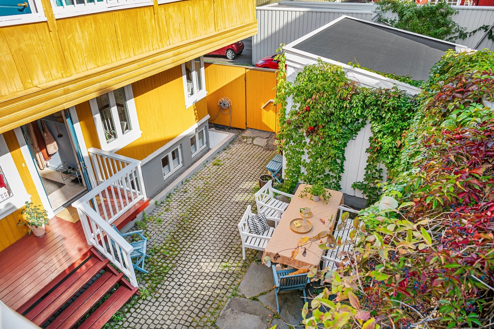 Vi er et lite sameie på fire enheter, hvor en fra hver enhet representerer en rolle i styret. Vi har fire sameiemøter i året, som er en god anledning til at alle møtes, og får snakket sammen. Galleribilde
