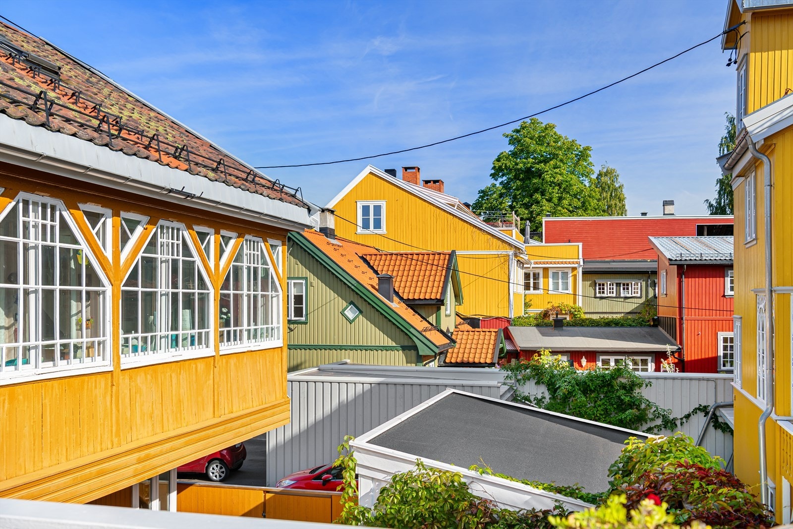 Landlig idyll på Rodeløkka. "Vi falt begge umiddelbart for leiligheten, bakgården og området. Å bo midt i byen, men med følelsen av et lite sted passet både en byjente og bygdegutt godt." Galleribilde