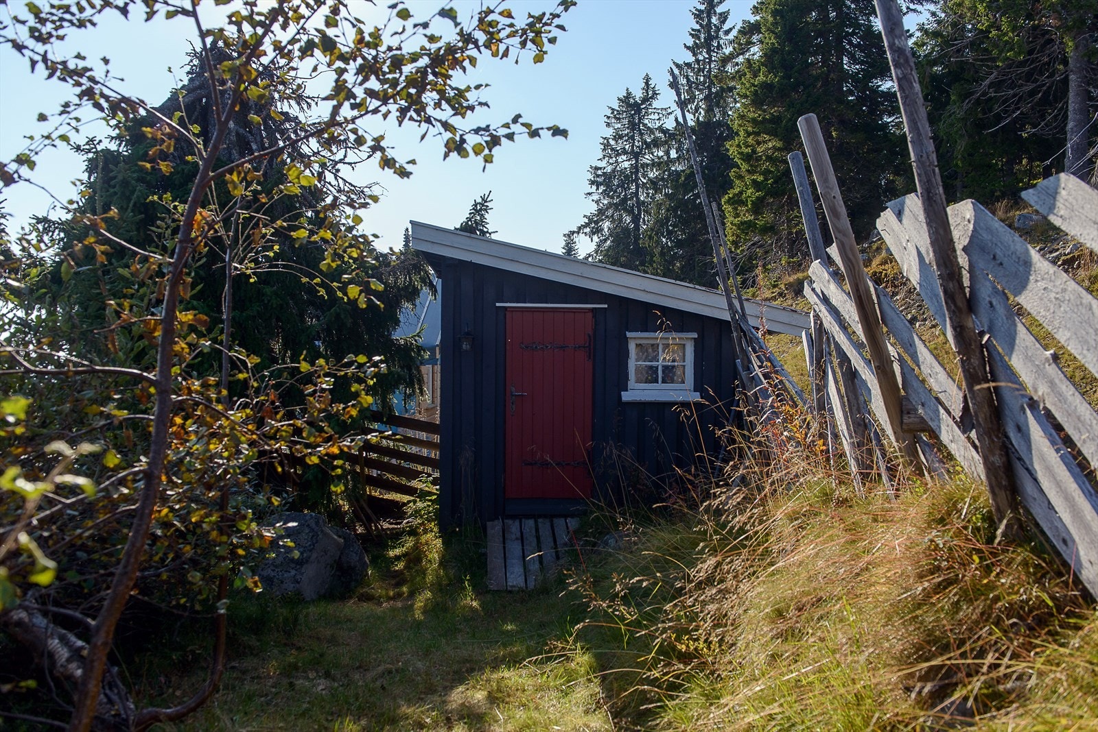 Bod med utvendig inngang i bakkant av hytta. Galleribilde