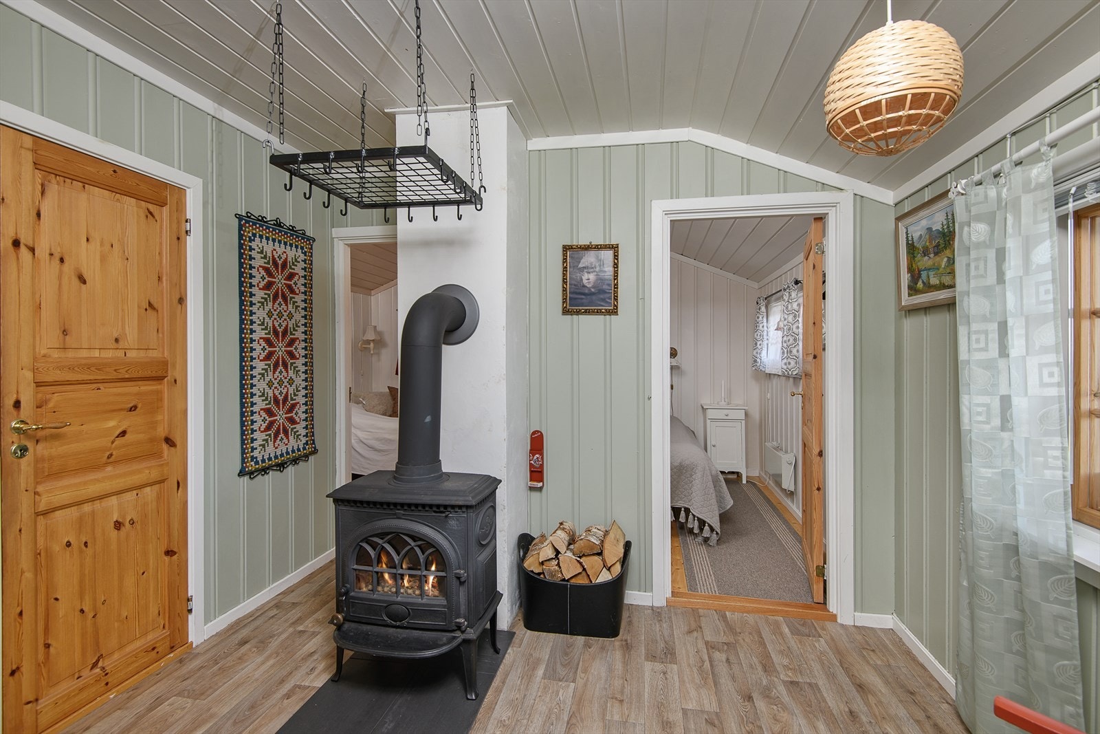 Vedovn installert for god oppvarming i gangen utenfor soverommene. Galleribilde