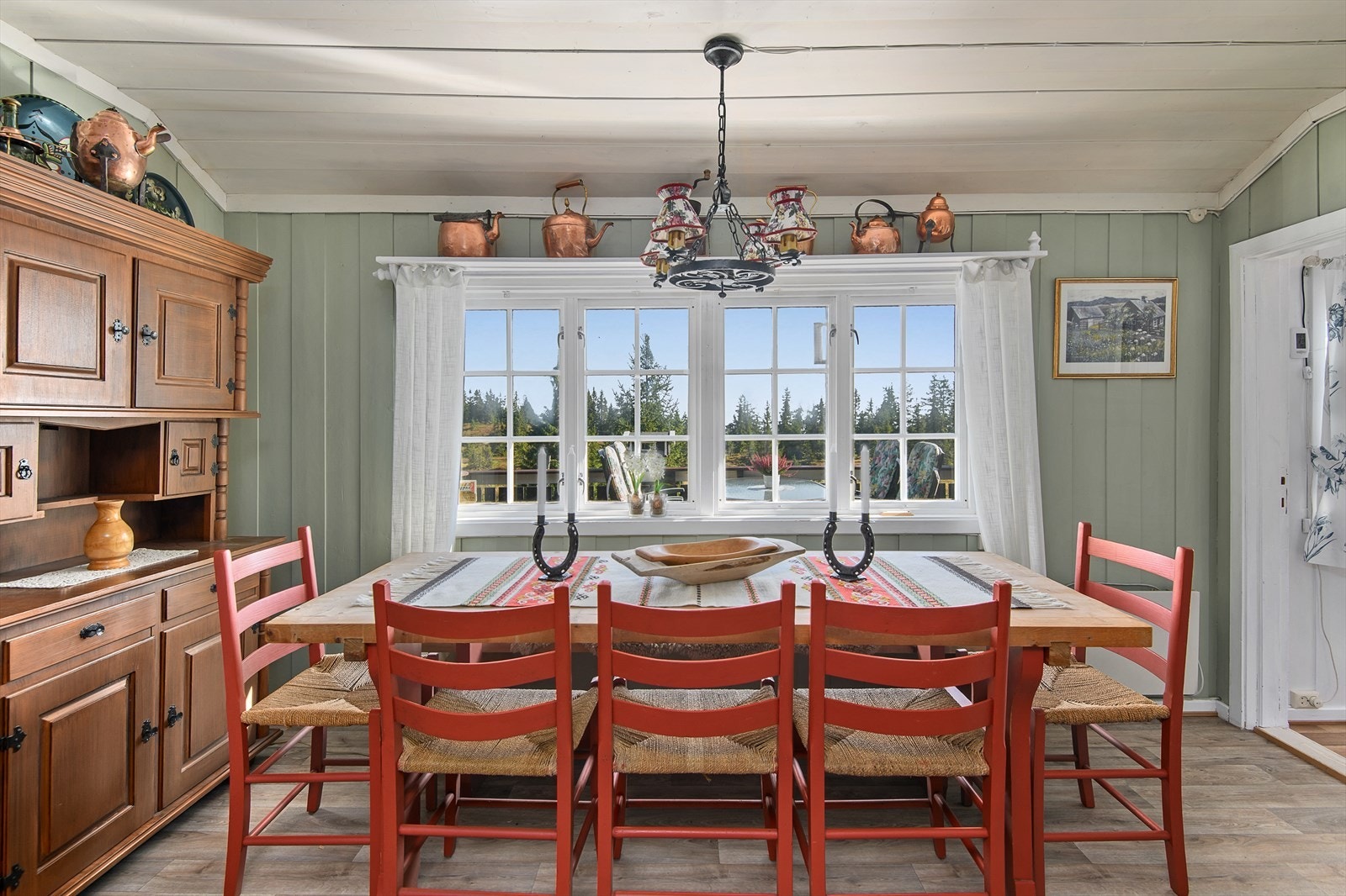 Koselig å samles rundt langbordet til felles måltider. Galleribilde