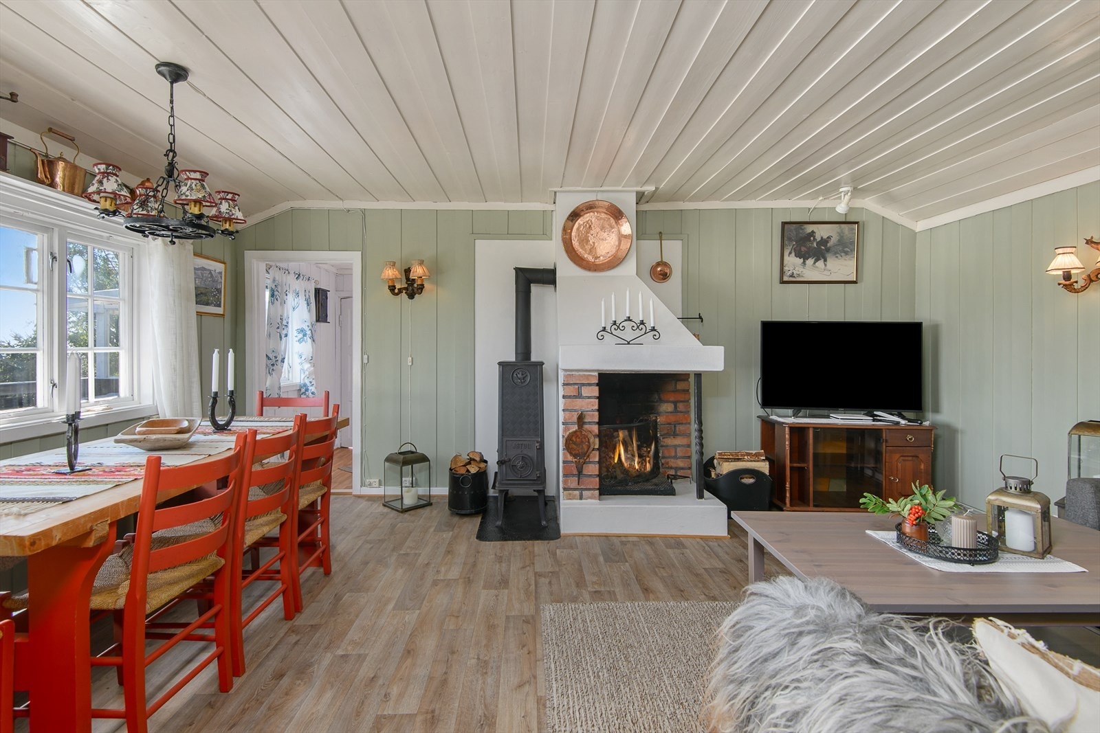 Det kommer fint naturlig lys inn i oppholdsrommet gjennom vinduet ved spisestua. Galleribilde