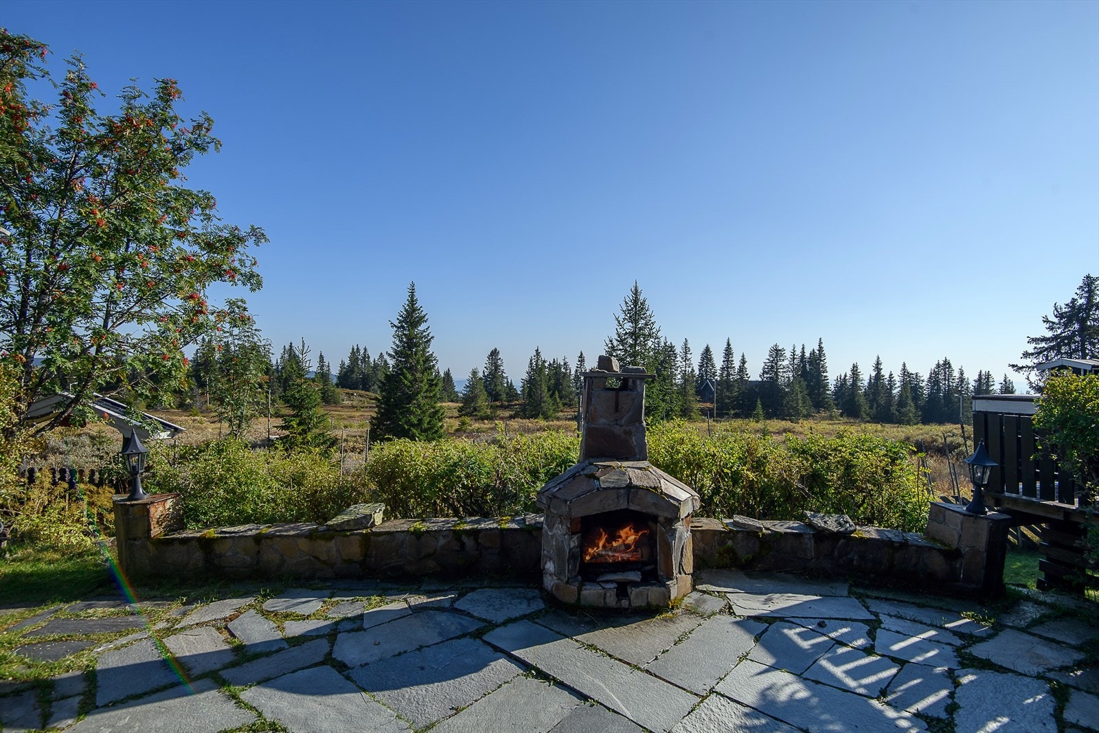 Koselig uteplass med skiferheller og utepeis. Et perfekt samlingssted for kos og hygge! Galleribilde