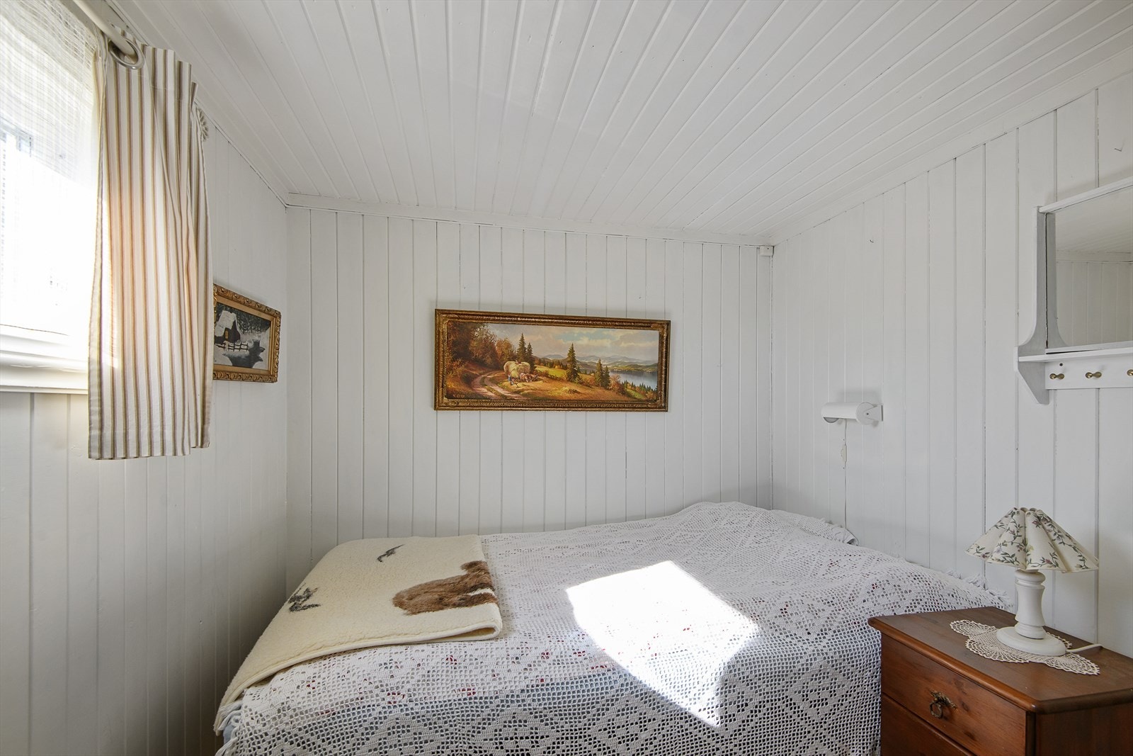 Soverom 3 innredet med dobbeltseng. Lysmalte vegger og tak. Galleribilde